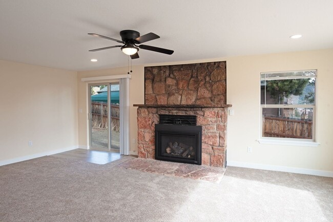 Building Photo - Fully Updated 2 Bed 1 Bath in Woodland Park!