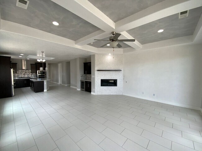 Building Photo - 3 Bedroom & An Office Luxury Home Availabl...