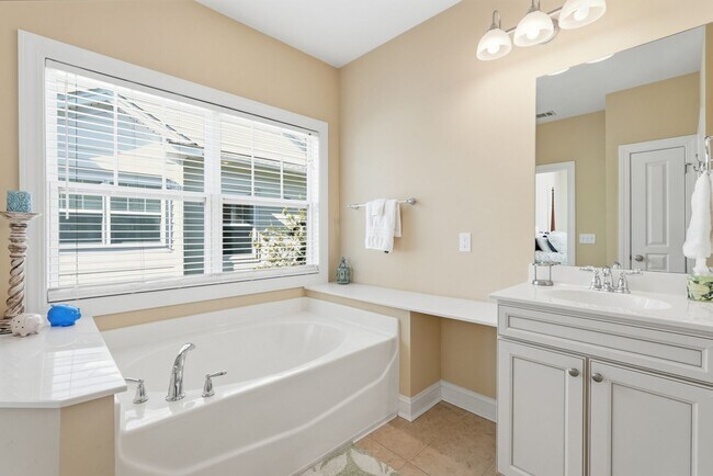 Building Photo - 313 Lakeview Dr