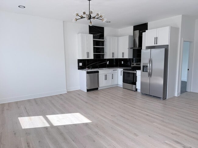 Building Photo - 828 E Main St