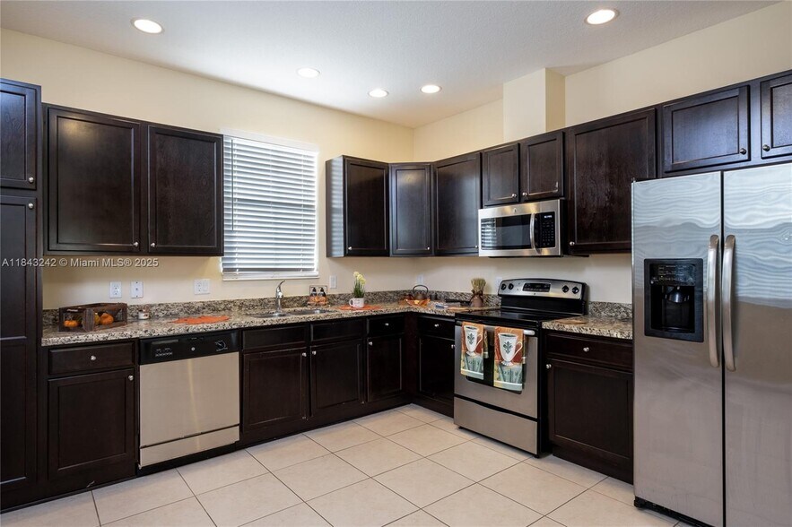 Building Photo - 2969 St Thomas Dr