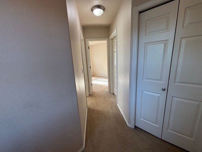 Building Photo - 3 Bedroom 2.5 Bath Two Story Duplex