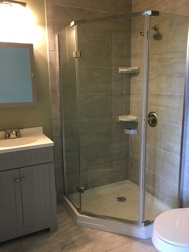 Building Photo - 631 E Chestnut St