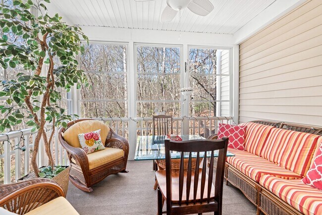 Building Photo - Beautiful 2 bedroom 2.5 bath Townhome w/Garage