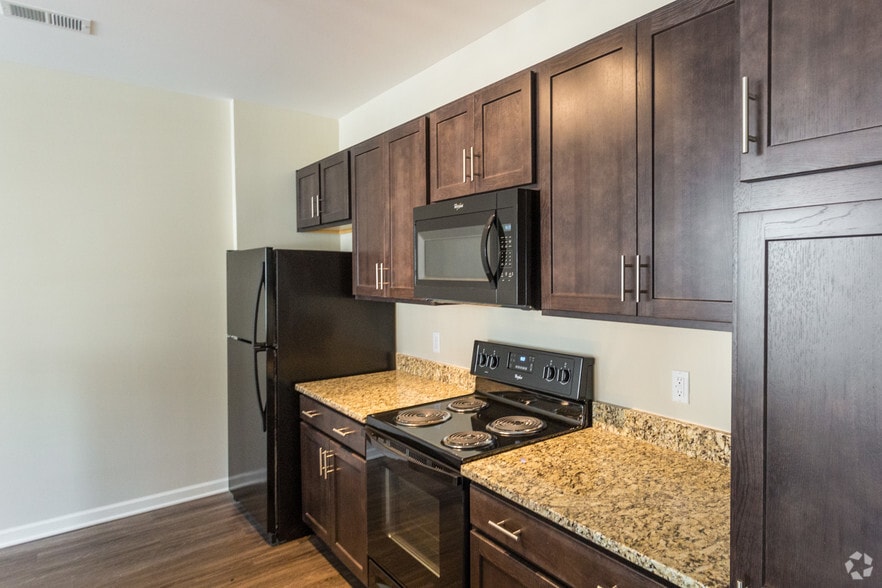 1BR, 1BA - 800 SF - Kitchen - Madison Crest