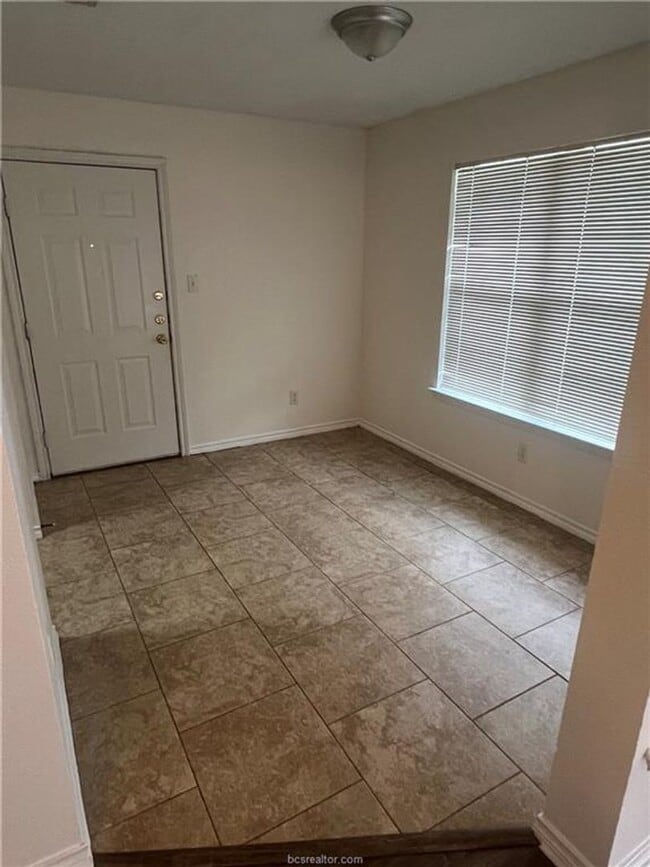 Building Photo - 3 Bed, 3 Bath Duplex in College Station