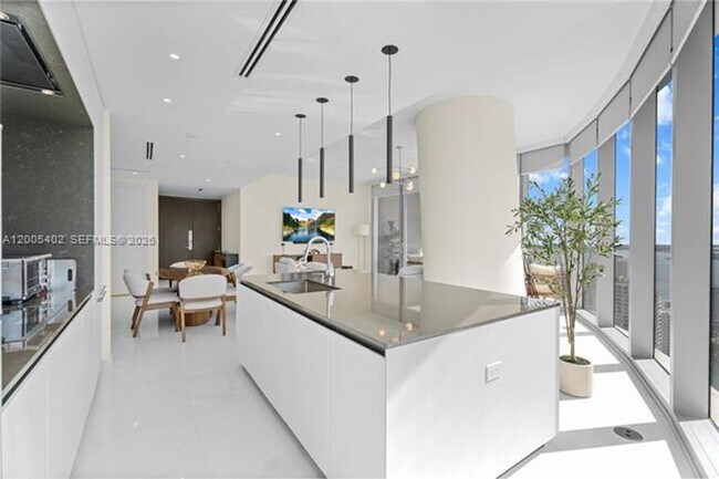 Building Photo - 300 Biscayne Blvd Way