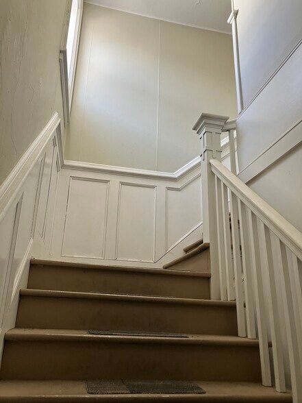 Building Photo - 5 Pine St