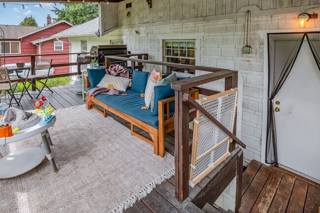 Building Photo - Charming 2 Bed, 1 Bath Home with Bonus Off...