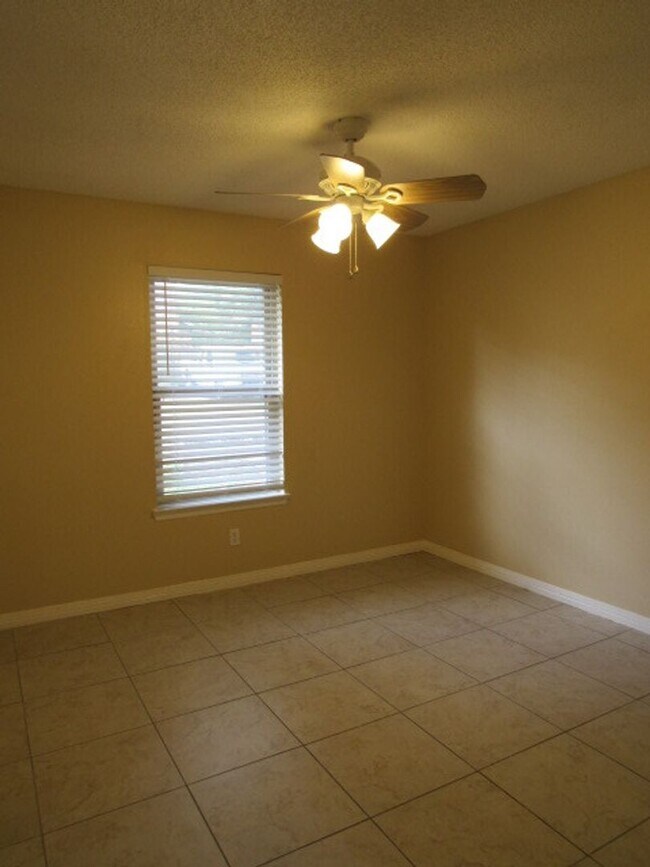 Building Photo - Convenient to Navy Federal & Pine Forest/Nine Mile Road area!