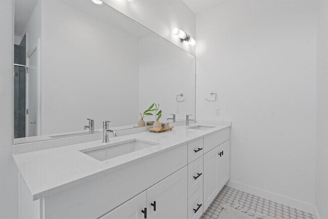 Building Photo - 801 N Bluff Dr