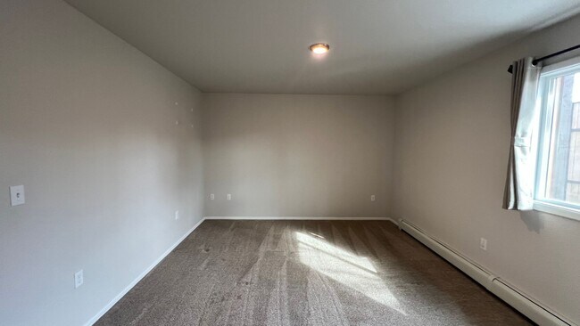 Building Photo - A spacious and well maintained (3) bed, (2.5) bath home between Campbell and Birch Lake.