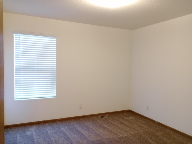 Building Photo - 406 E Liberty Ln