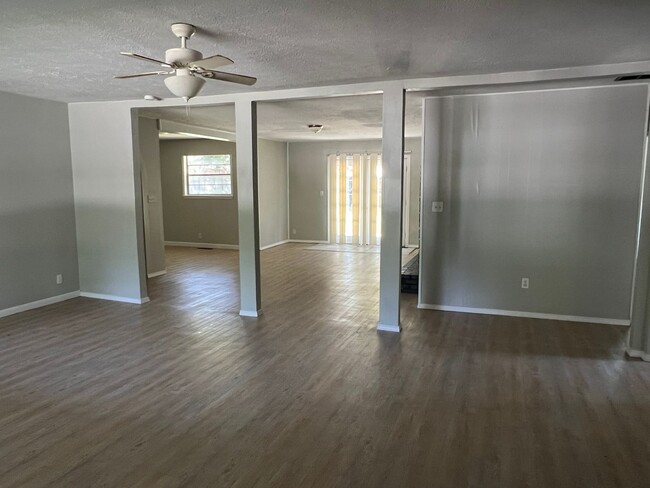 Building Photo - Updated 5 bedroom 2.5 bathroom home in a g...