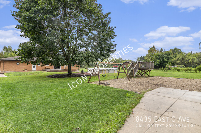 Building Photo - Beautiful Country Home on 19 acres!