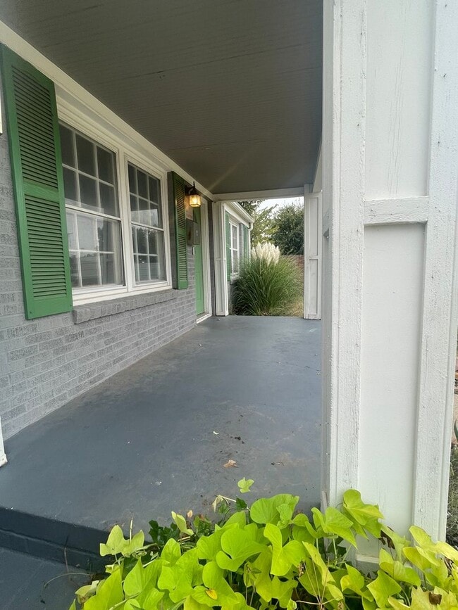 Building Photo - 2 bed, 1 bath all updated and includes full size appliances! Walk to Uptown 23rd area!