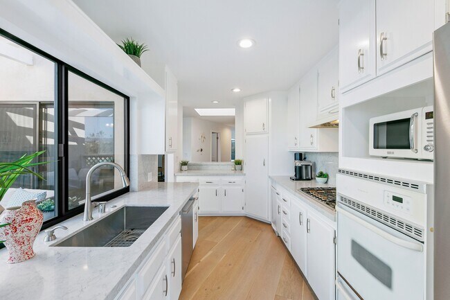 Building Photo - 6502 Dume Dr