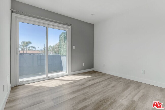 Building Photo - 6350 Willoughby Ave