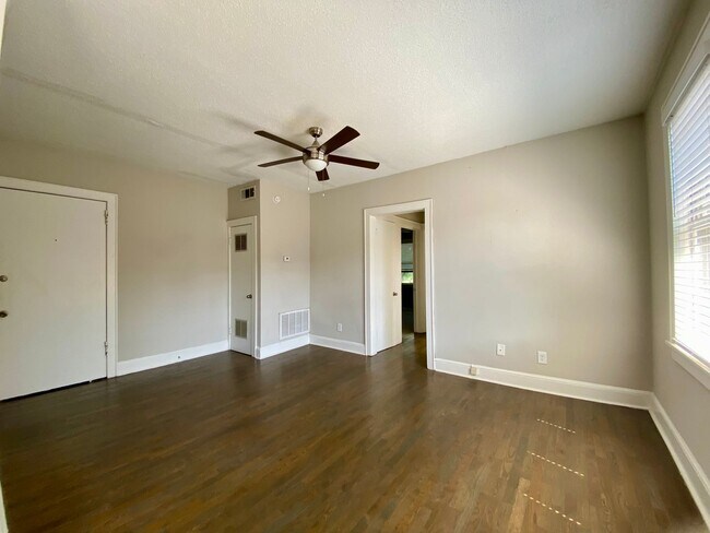 Building Photo - Two Bedroom/One Bathroom, Top Floor Minutes From Beltline