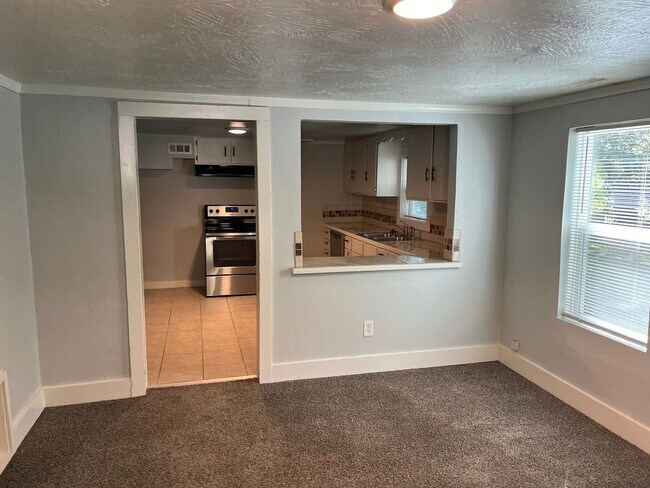 Building Photo - 3 Bedroom!