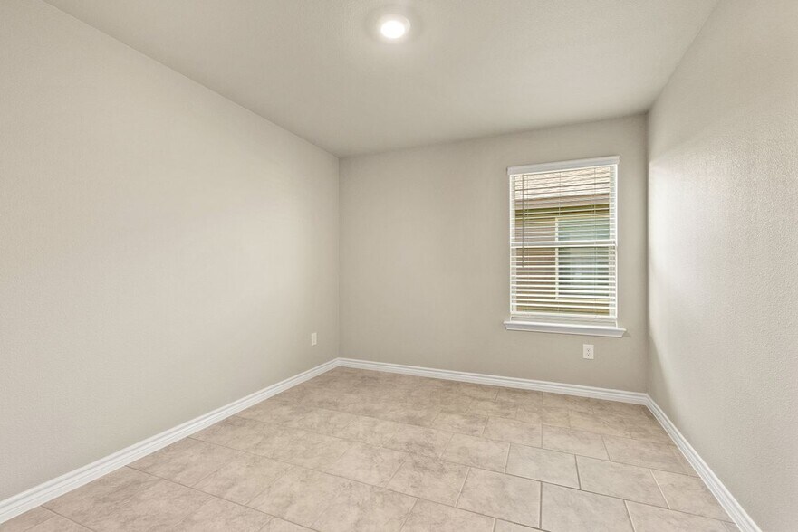 Building Photo - 7906 Lariat Toss Dr