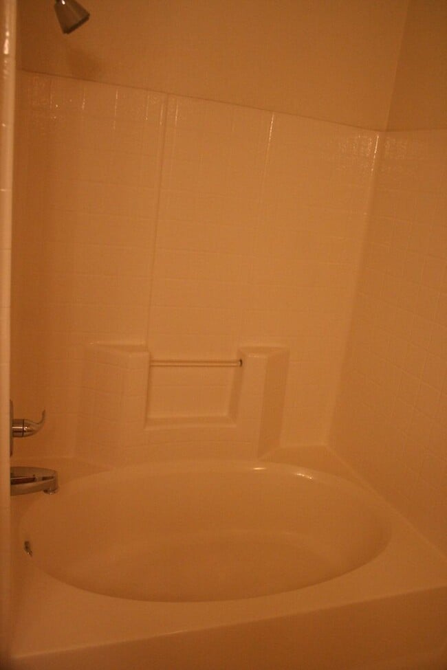Building Photo - 2 Bed, 2 Bath, downstairs, 1 Story Unit, 1...