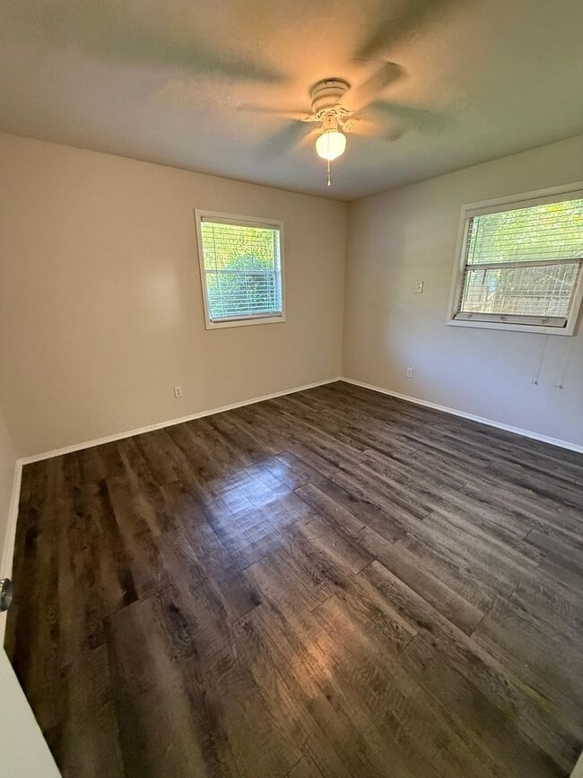 Building Photo - 323 Meadowbrook Ln