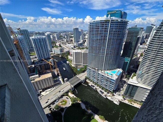 Building Photo - 475 Brickell Ave