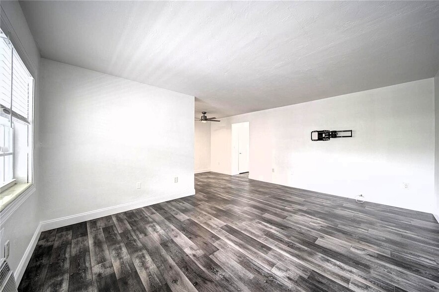 Building Photo - 6565 Santona St
