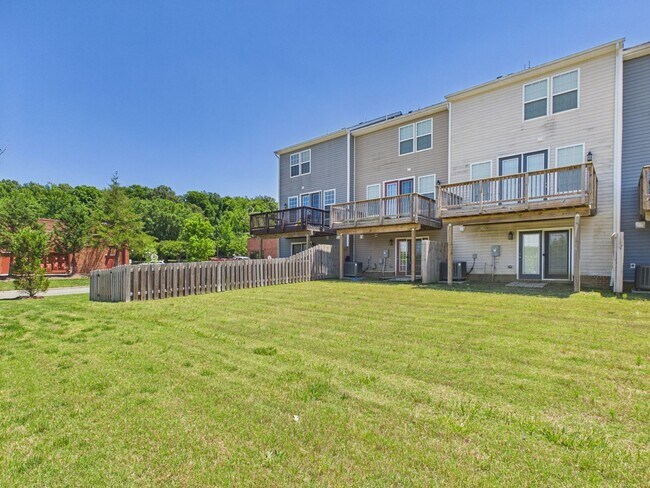 Building Photo - 1405 Kerr Dr