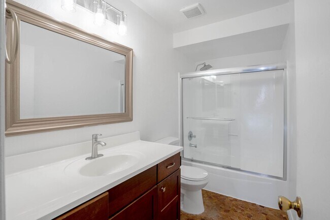 Building Photo - 1 Bedroom / 1 Bathroom Rear Condo Unit