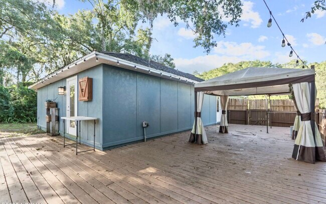 Building Photo - 10621 Oak Crest Dr