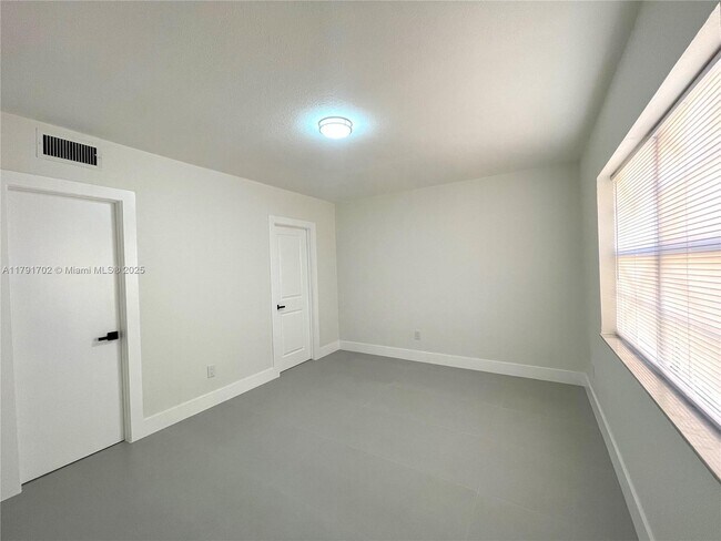 Building Photo - 1035 W 77th St