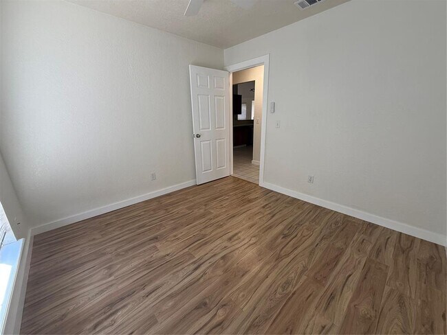 Building Photo - 2009 Dena Dr