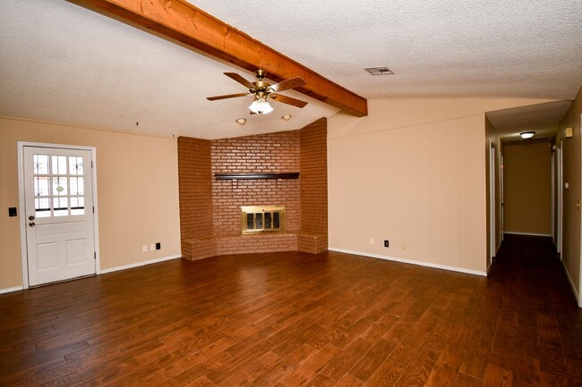 Building Photo - Well-maintained 3-bedroom, 2-bath ranch-style home