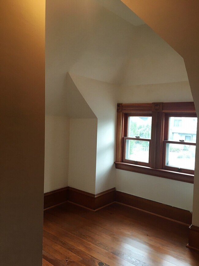 Building Photo - Northwest Gem: Spacious 4 Bedroom, 2 Bath Bungalow