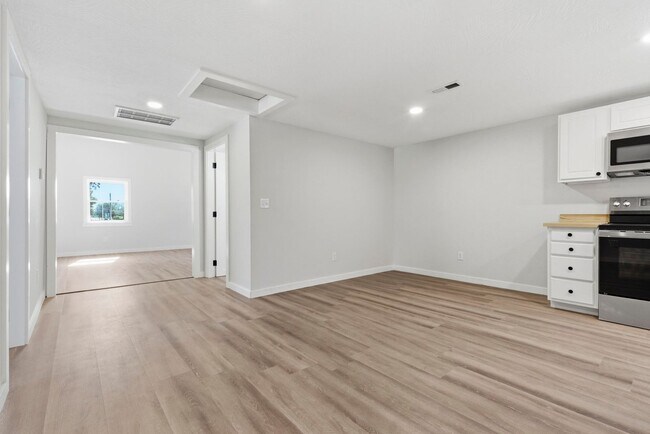 Building Photo - 3 bed 2 bath rental home
