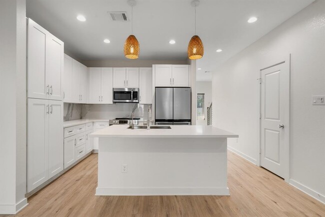 Building Photo - 5710 Elysian St