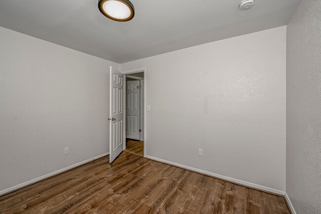 Building Photo - 3-bedroom 2-bathroom home with fenced back...
