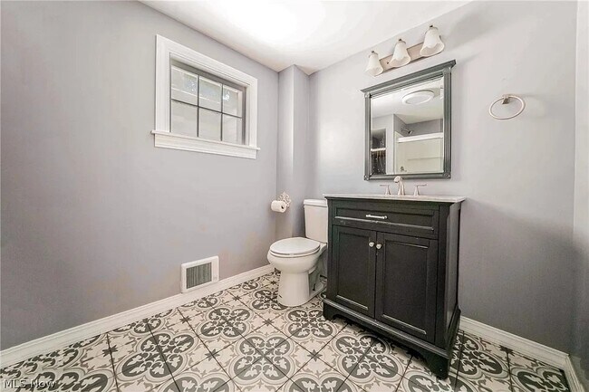 Building Photo - 2053 W 45th St