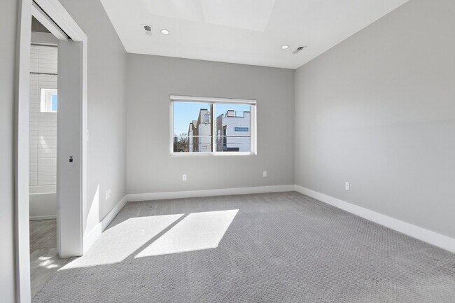 Building Photo - $5,640.95, $300 off the first month's rent, 4 Beds - 5 Bath, Townhouse in Denver with Office!