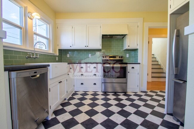 Building Photo - Light & Bright Home In Eugene