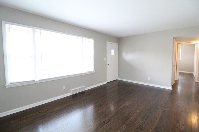 Building Photo - 3 Bedroom 1 Bath Home In Overland Park