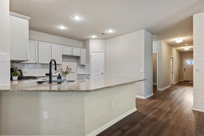 Building Photo - 505 Blue Sage Dr