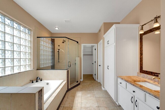 Building Photo - Stunning 5BR House in Chandler