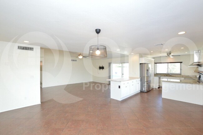Building Photo - 2218 W Palomino Dr