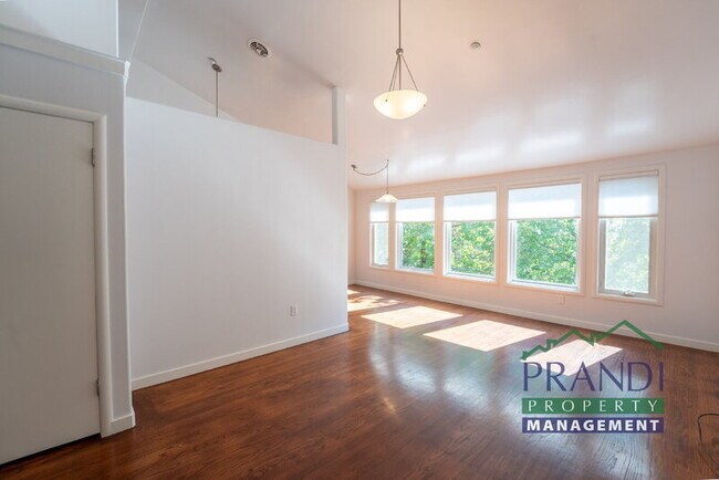 Building Photo - 325 Montecito Dr