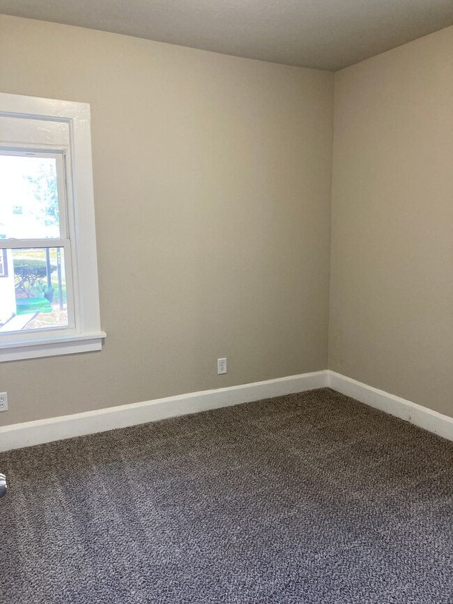 Building Photo - 1 Bedroom Fully Remodeled