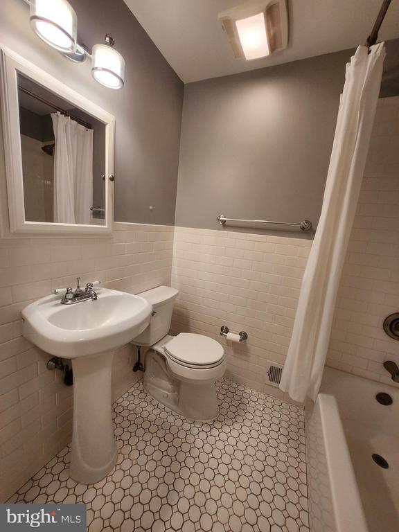 Building Photo - 2622 Boxwood Dr