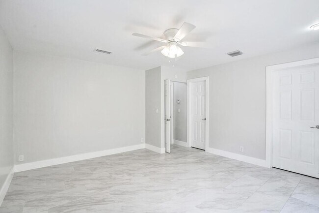 Building Photo - 800 SW 12th Ct